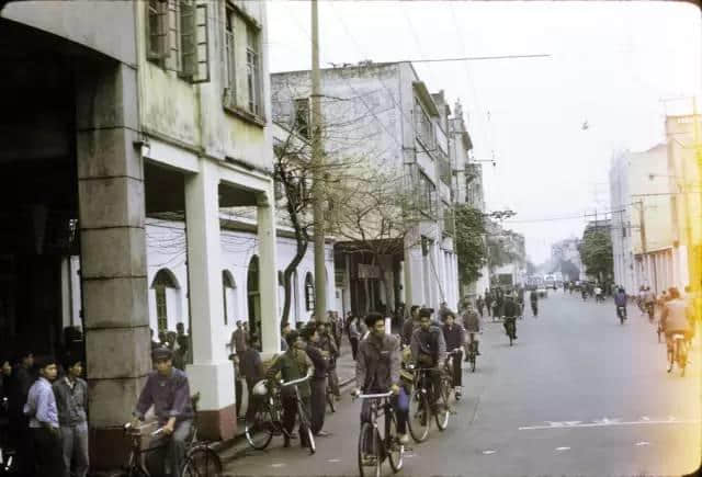 1972年嘅廣州校園生活，當時啲學生哥能文能武！