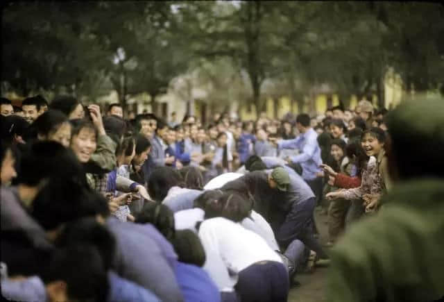 1972年嘅廣州校園生活，當時啲學生哥能文能武！