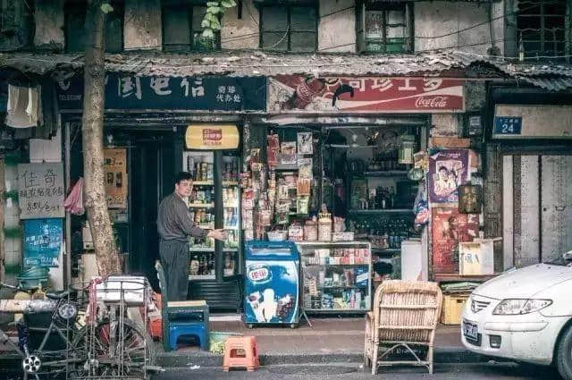 飲落似風(fēng)油，聞落似皮炎平，但佢系廣東人童年最愛嘅飲料。