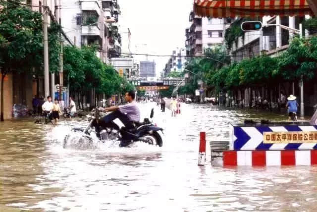 1998年，廣州暴雨的情景 /?圖自網(wǎng)絡(luò)