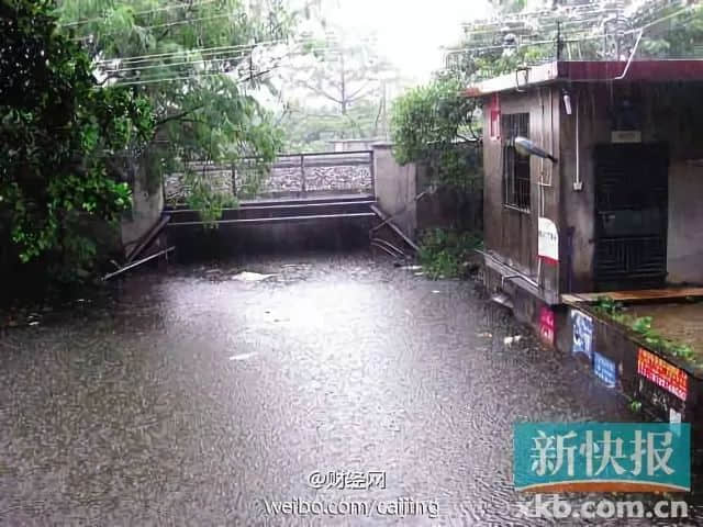 2014年8月，雨水將棠樂(lè)路京廣鐵路的涵洞給淹沒(méi)，同時(shí)淹沒(méi)的，還有劉姓一家七口。計(jì)劃與親人相聚的劉姓一家，駕車行至這里的時(shí)候，車子沖入暴雨后的一汪積水，就此消逝在高樓林立、被視為中國(guó)一線城市的廣州??/ 圖自新快報(bào)