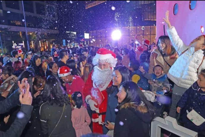 今年圣誕，我哋一于留喺廣州睇“雪”！