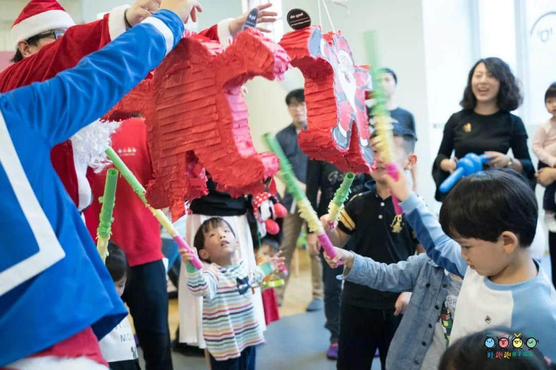 吐泡泡天河店周年慶典“圣誕歡樂頌 親子水上趴”引爆廣州親子游泳圈