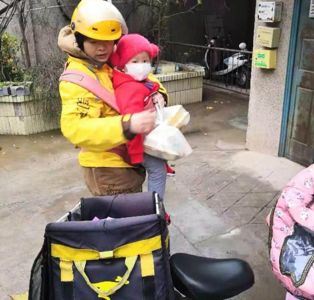 凌晨2點才關(guān)門的幼兒園讓人心酸：抱起磚就沒法抱你，放下磚就沒法養(yǎng)你 | 夜讀