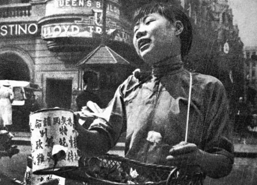 1939年一位女學生於中環(huán)賣花籌款賑濟內(nèi)地難民