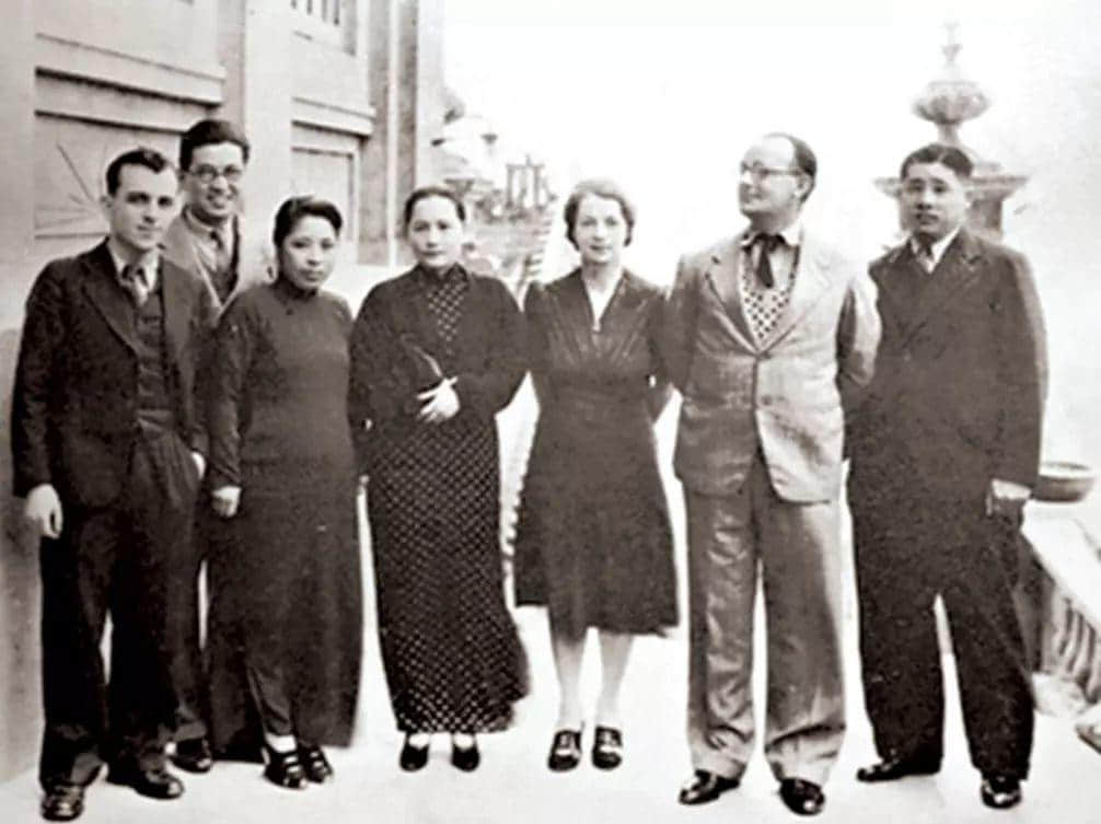 1938年，宋慶齡和保衛(wèi)中國同盟中央委員會委員在香港