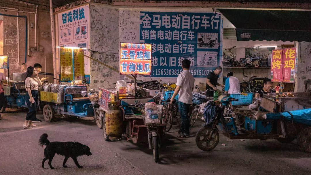 你在天河的市中心紙醉金迷，我在北亭的宵夜攤爛醉如泥