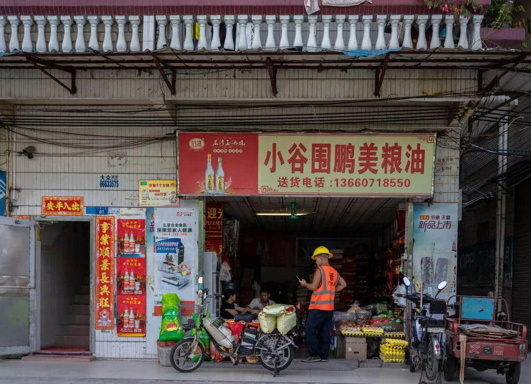 你在天河的市中心紙醉金迷，我在北亭的宵夜攤爛醉如泥