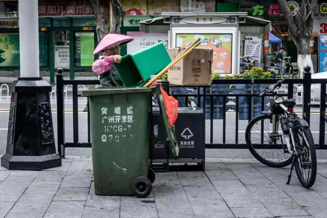 我們走上街頭，體驗(yàn)了一下廣州的垃圾分類