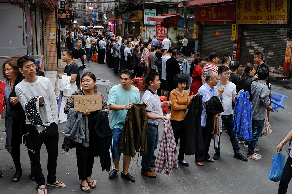 每年春節(jié)過(guò)后，康隆大街、鷺江運(yùn)動(dòng)場(chǎng)都擠滿(mǎn)了前來(lái)招工的湖北籍制衣廠(chǎng)老板和前來(lái)應(yīng)聘的打工者