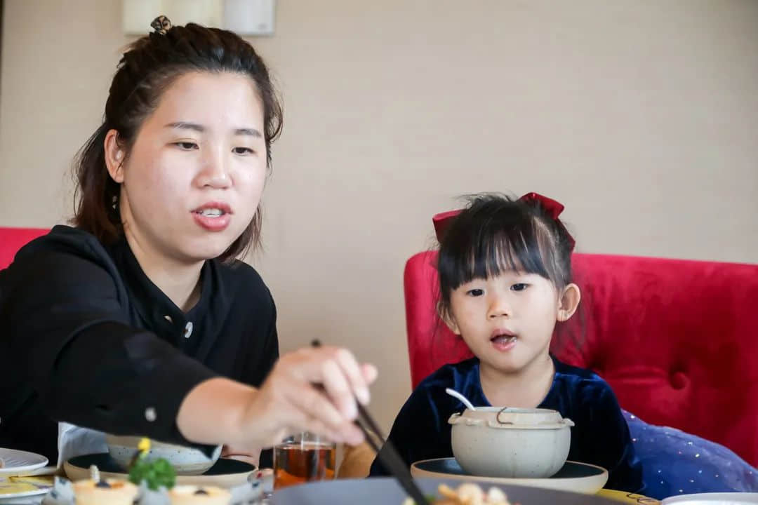 廣東人的餐桌禮儀：不僅要尊重人，也要尊重食物