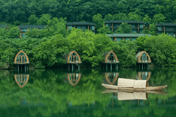 坐落在建德市梅城鎮(zhèn)的富春開元芳草地鄉(xiāng)村酒店