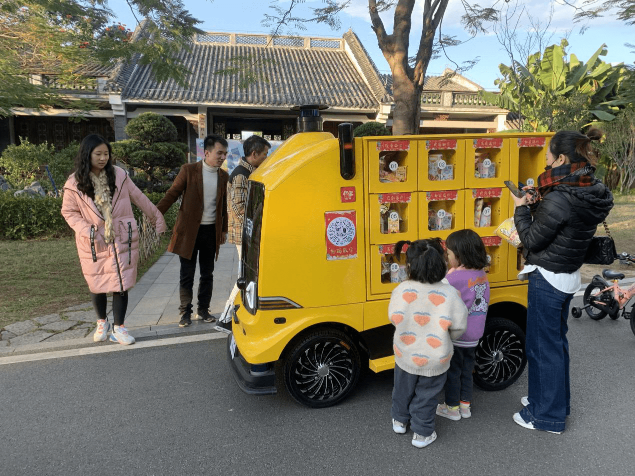 不少游客被無(wú)人車吸引并駐足觀看