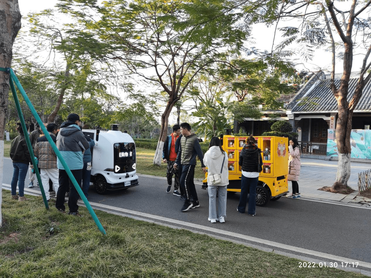 海珠公園內(nèi)已經(jīng)投放多輛行深智能無(wú)人零售車