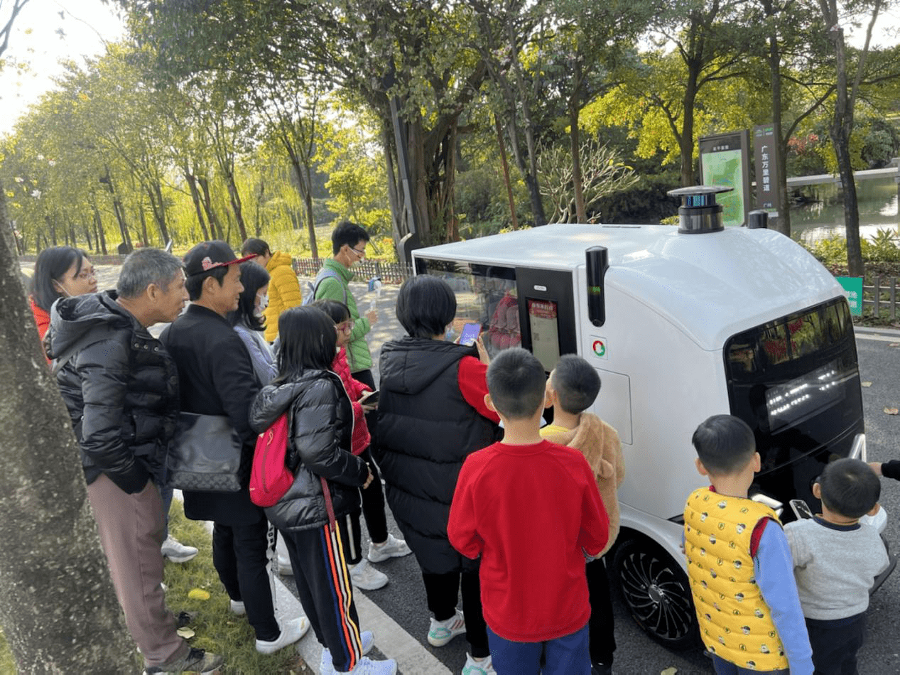 無(wú)人車移動(dòng)零售,讓游客新奇不已,紛紛拿起手機(jī)購(gòu)買商品,體驗(yàn)新科技應(yīng)用