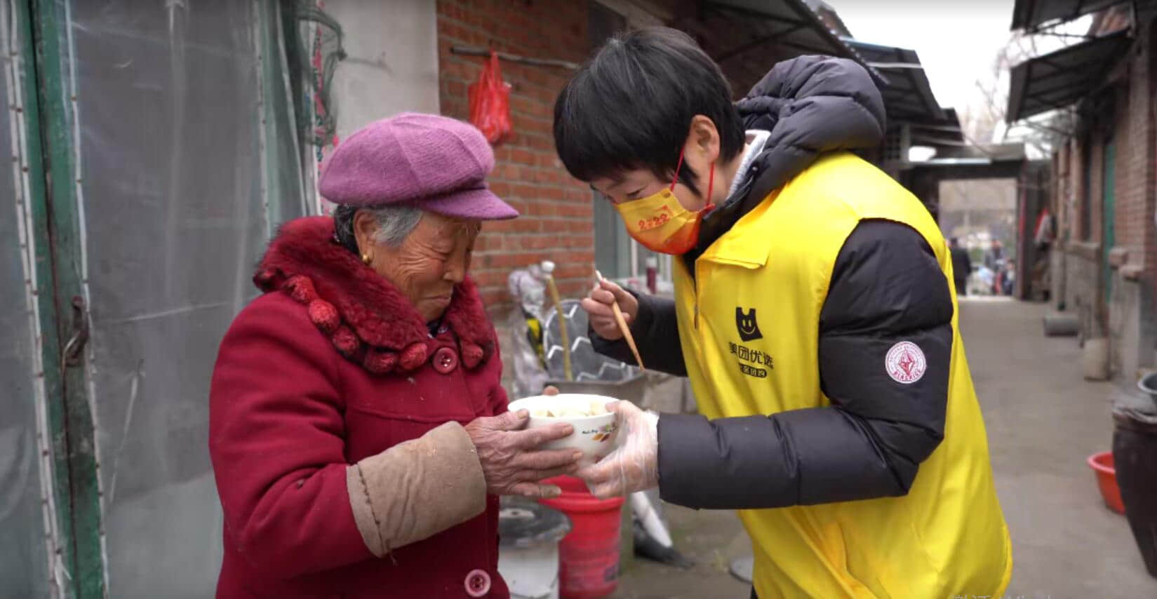 ▲美團優(yōu)選店長孫維丹，給74歲的馬奶奶煮了一碗叫“思念”的水餃 （攝影：胡慧）