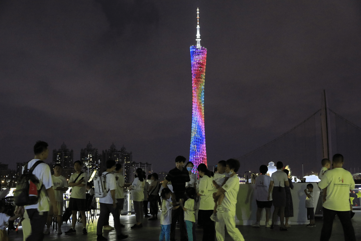 大家暢游珠江，暢賞羊城夜景，習(xí)習(xí)涼風(fēng)中，盡享蠻腰風(fēng)情。