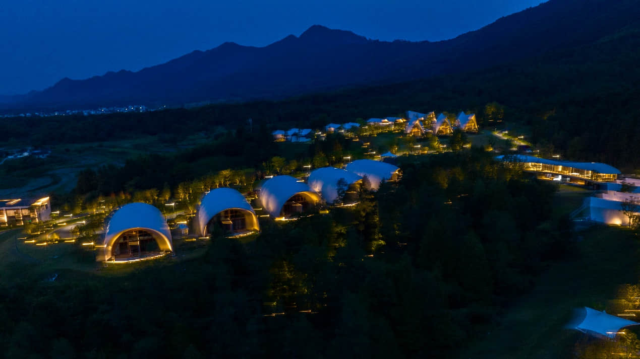 （黃山關(guān)麓帳篷客度假區(qū)夜景）