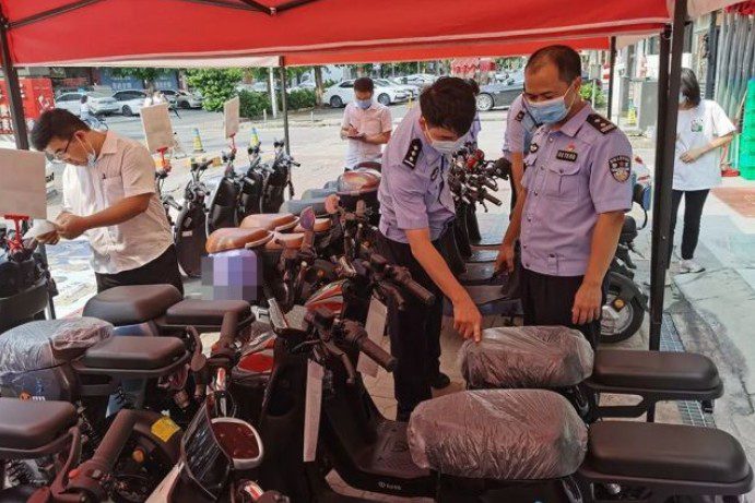 昨夜康王路小牛電動車店門前，“電雞”又火了？