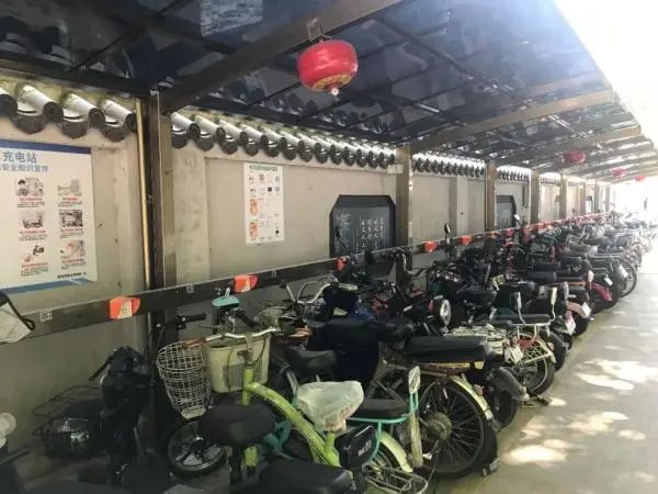 昨夜康王路小牛電動車店門前，“電雞”又火了？