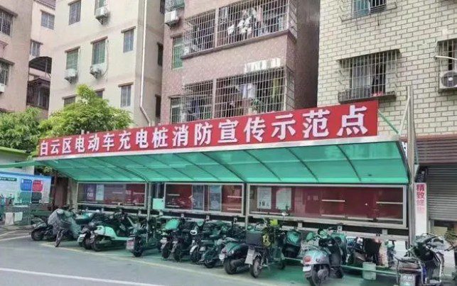 昨夜康王路小牛電動車店門前，“電雞”又火了？