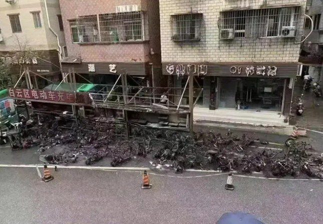 昨夜康王路小牛電動車店門前，“電雞”又火了？