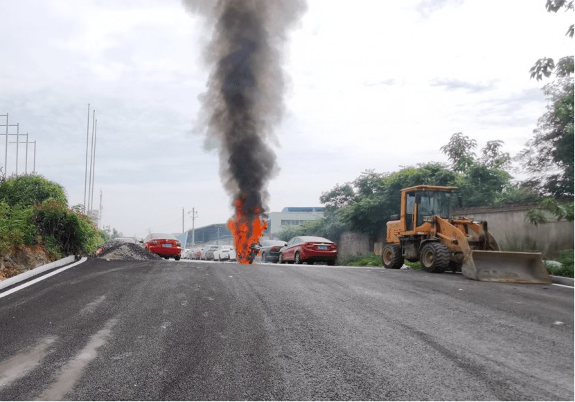 昨夜康王路小牛電動車店門前，“電雞”又火了？