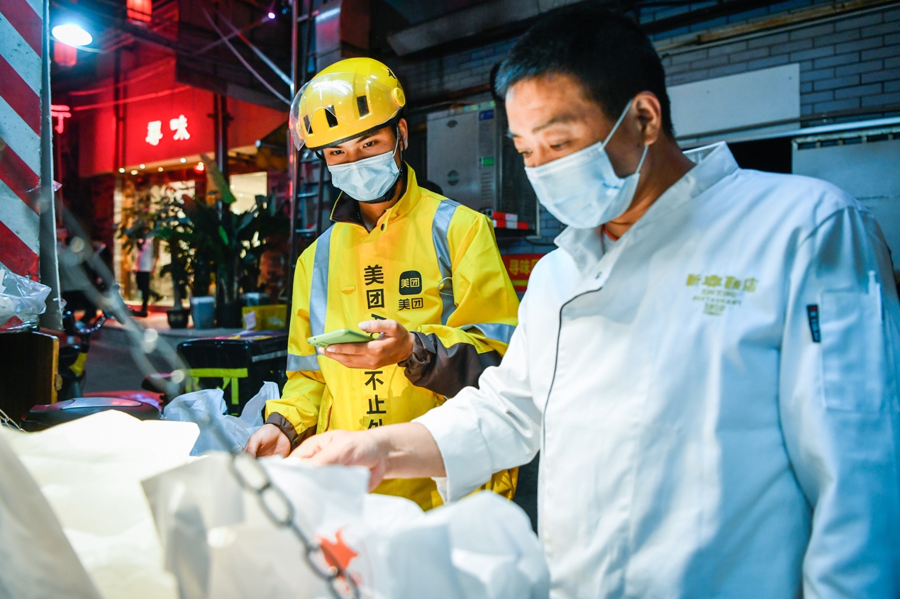 臨近年末，各種廣州餐飲老字號的外賣下單需求旺盛（陳穗豐攝）