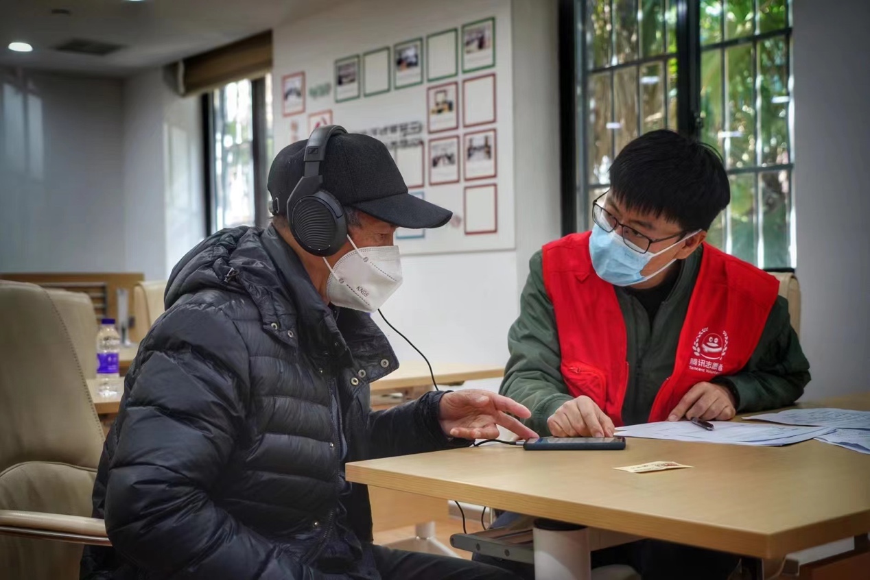 在上海市靜安區(qū)臨汾路街道為老人開展聽力篩查