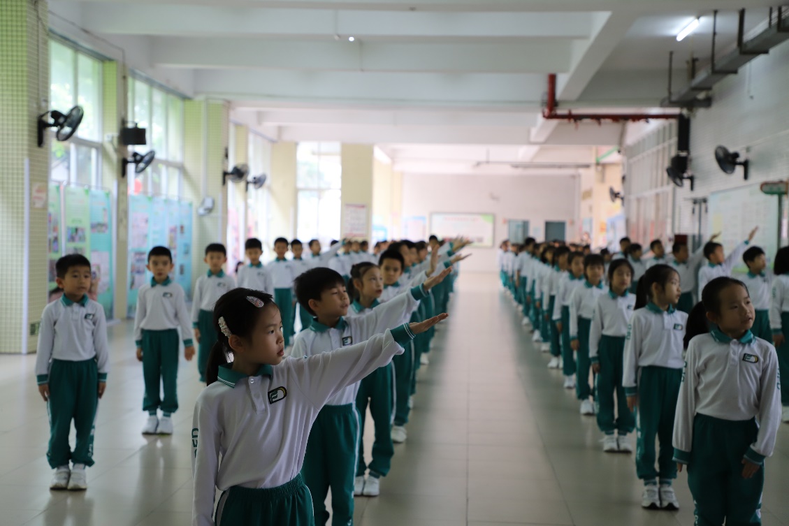 東風(fēng)東路小學(xué)的孩子們在這里整整齊齊，通過唱歌舞蹈，運動玩耍，歡聲笑語，用張張笑臉來演繹粵語童謠的魅力。