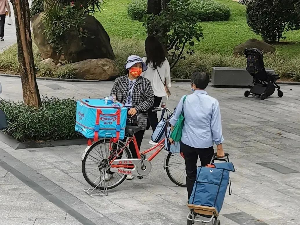 在商超眾多與網(wǎng)購發(fā)達的今天，為何還有人踩單車賣益力多？