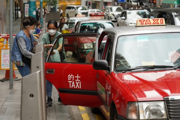 香港的士司機(jī)對內(nèi)地人態(tài)度差？不，對本地人都平等地差！