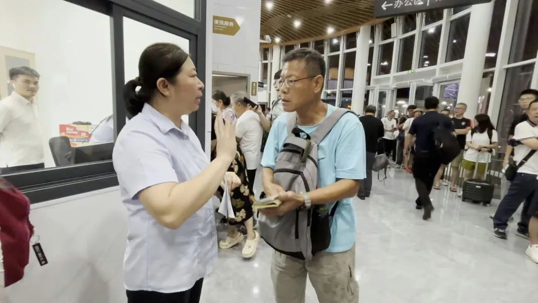 深中通道首日塞車：車主停車拍照打卡，香港旅客人在囧途