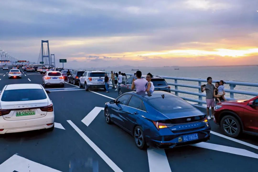 深中通道首日塞車：車主停車拍照打卡，香港旅客人在囧途