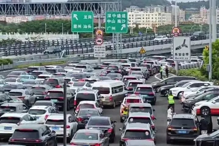 深中通道首日塞車：車主停車拍照打卡，香港旅客人在囧途